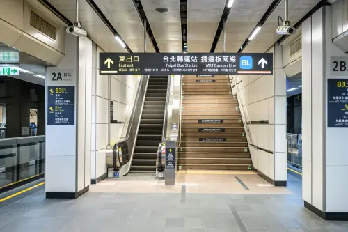 ▲台灣高鐵新通道位於第10車位置附近，自由座旅客下車後，即可經由這條通道快速離站。（圖／台灣高鐵提供）