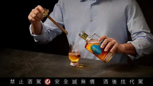 ▲每一瓶「粱芯金門高粱酒」推出時，其橡木芯條與酒體風味融合已達黃金熟成點，不需再等待熟成，開瓶即是最佳品飲時刻。（圖／黑松提供）