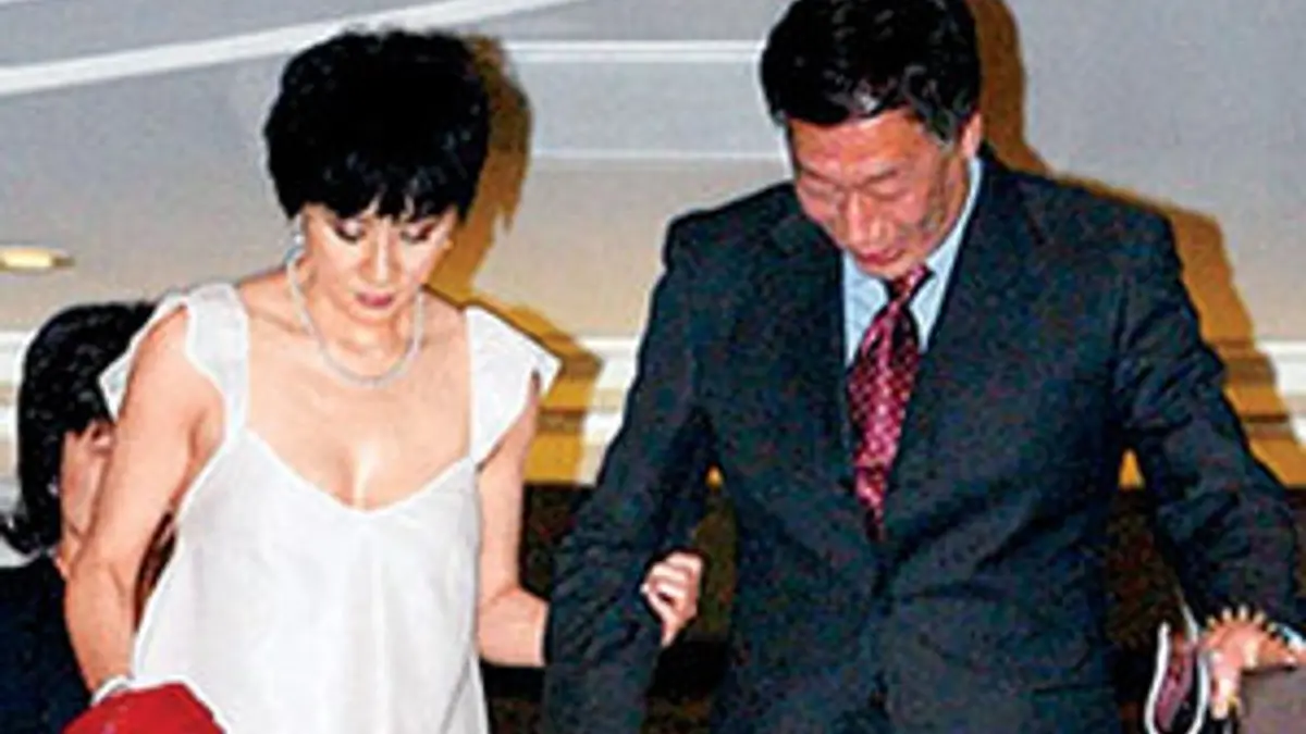 ▲郭台銘2006年底至2007年間曾與劉嘉玲頻繁同框，不僅牽手出席公開活動，還多次傳出一同出遊，掀起轟動一時的「郭劉戀」。（圖／翻攝自新浪網）