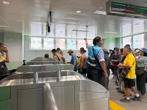 ▲因應人潮，頂埔站採分批管制，讓民眾依照動線排隊試乘，並安排3分鐘一班車疏運人潮。（圖／記者張家瑋攝）