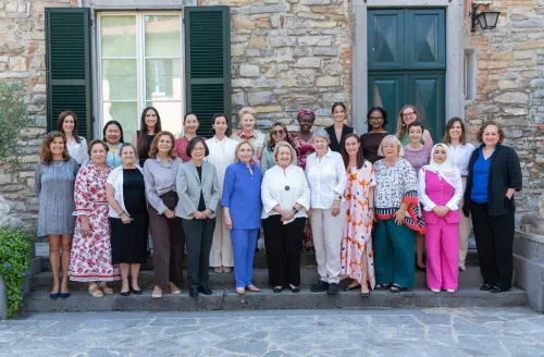 Former President Tsai Ing-wen (front row, fifth from left) attends the Global Women Leaders Summit and poses for a group photo alongside former US Secretary of State Hillary Clinton (center, in blue). (Facebook Tsai Ing-wen)