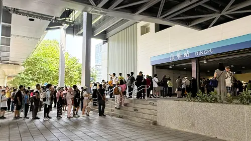 直擊／三鶯線免費大爆滿！頂埔站上千人排隊搶　當地嚇壞從沒看過