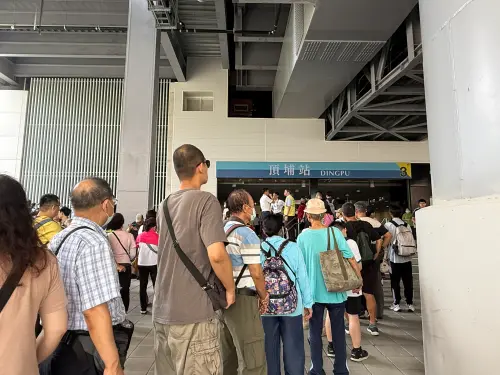 ▲不少民眾想搶搭三鶯線，估計從頂埔站排隊上車至少得等上30分鐘。（圖／記者張家瑋攝）