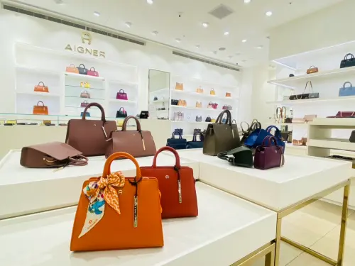 ▲德國精品 AIGNER 擁有超過 50 年歷史，以皮革工藝、金屬五金與細節質感受到喜愛，風格低調卻具辨識度。目前多款商品推出優惠，折扣最低 2 折起，部分限量款售完為止。（圖／義大世界購物廣場提供）