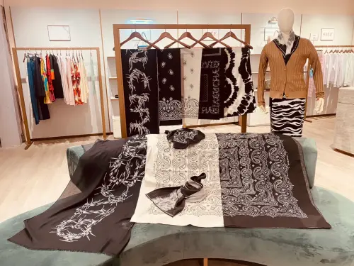 ▲義大世界購物廣場 Luxury Mall 提供多款精品絲巾選擇，原價約萬元以上商品，目前多款落在 3500 至 3900元左右，讓消費者以相對親民價格入手造型配件。（圖／義大世界購物廣場提供）