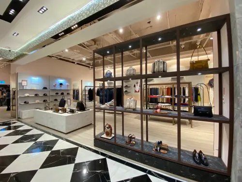 ▲義大世界購物廣場 Luxury Mall 打造精品包款、輕奢皮件、鞋履與配件完整選品空間，結合優惠價格與園區型休閒體驗，吸引中北部客群專程南下採買。（圖／義大世界購物廣場提供）