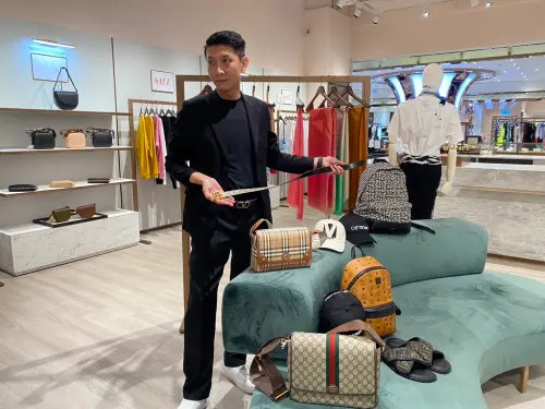 ▲義大世界購物廣場 Luxury Mall 精選引進多款精品包款、皮件與造型配件，讓消費者不必飛出國，也能以更具高性價比的方式挑選名品單品。（圖／義大世界購物廣場提供）