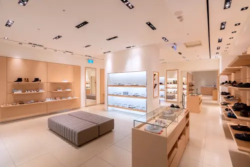 ▲義大世界購物廣場 Accessory Hall（AH）集結多款國際精品鞋履，涵蓋休閒鞋、紳士鞋與日常百搭款式，兼具實穿度與質感，滿足通勤、旅行與聚會穿搭需求。（圖／義大世界購物廣場提供）