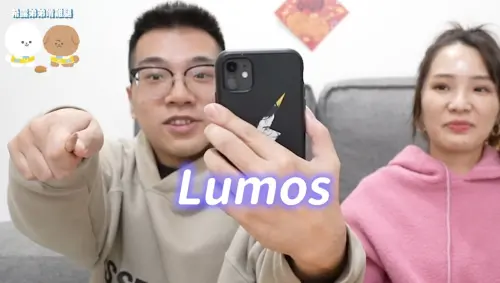 ▲拿iPhone的果粉照過來！只要對著手機喊「Hey Siri Lumos（路莫斯）」就能把手電筒直接開啟，近日在社群瘋傳討論超夯。（圖/YT@希露弟弟啃雞腿）