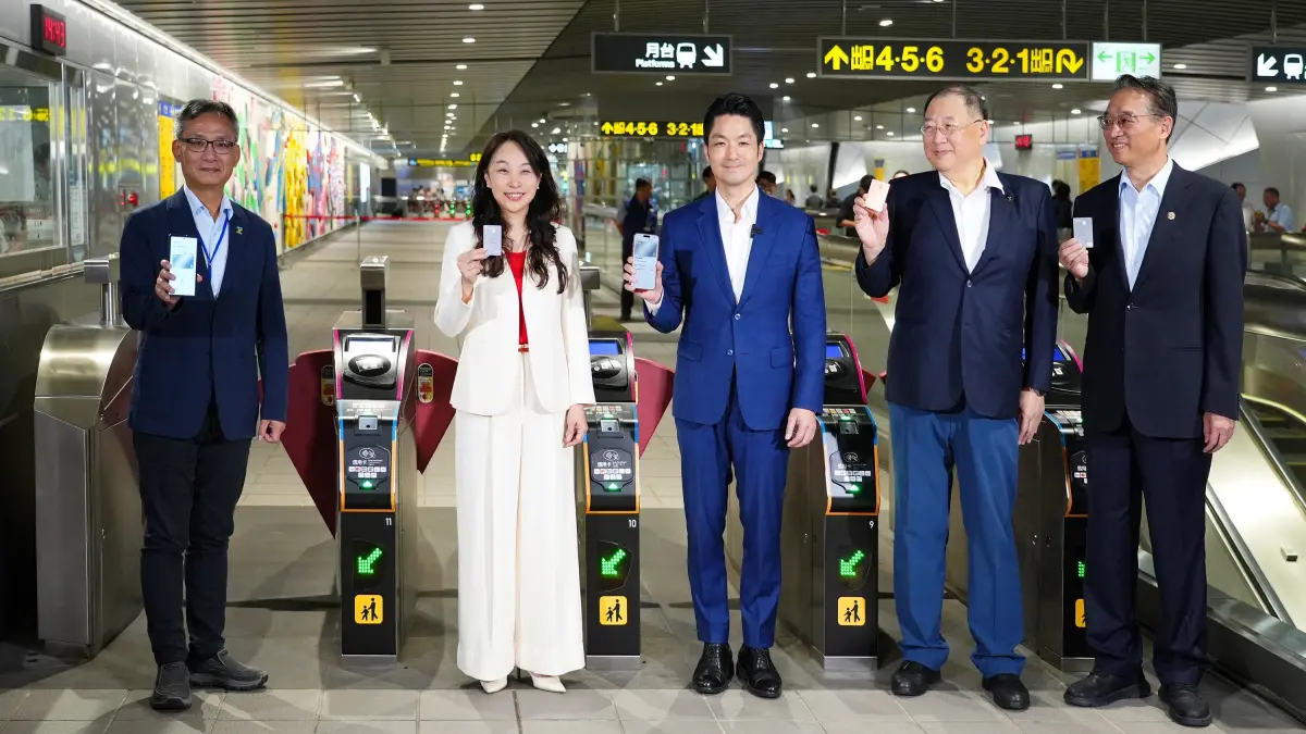 ▲台北捷運7月1日起邁入全面無現金交通新時代，由台新銀行提供收付金流服務。左起為台北市副市長張溫德、台新銀行個人金融事業總處執行長包國儀、台北市長蔣萬安、台北捷運董事長趙紹廉、台北捷運總經理黃清信。（圖／台新銀行提供）