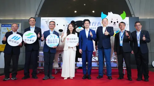 ▲台北捷運7月1日起邁入全面無現金交通新時代，由台新銀行提供收付金流服務。左起為新北捷運董事長林祐賢、台北捷運總經理黃清信、台北市副市長張溫德、台新銀行個人金融事業總處執行長包國儀、台北市長蔣萬安、台北捷運董事長趙紹廉、台北交通局局長謝銘鴻、臺北市捷運局局長鄭德發。（圖／台新銀行提供）