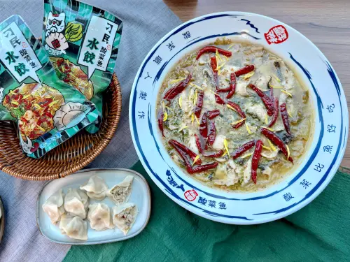 ▲刁民酸菜魚開賣「秘罈酸菜魚風味冷凍水餃」。（圖／記者蕭涵云攝）