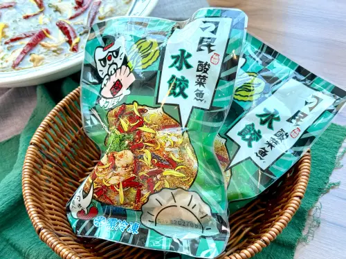▲「秘罈酸菜魚風味冷凍水餃」每包10顆，定價99元。（圖／記者蕭涵云攝）