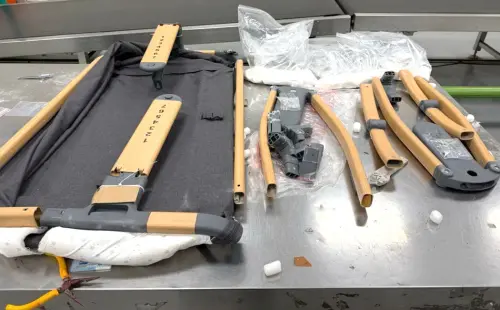 ▲保安警察第三總隊二大隊查獲失聯移工利用嬰兒車運毒案，毒梟將第三級毒品愷他命，夾帶在嬰兒車車體組裝零件扶桿夾層內。(圖／保三總隊二大隊提供)