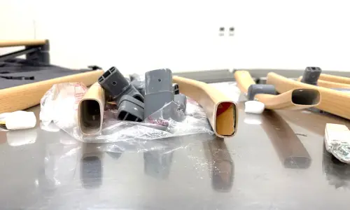 ▲保安警察第三總隊二大隊查獲失聯移工利用嬰兒車運毒案，毒梟將第三級毒品愷他命，夾帶在嬰兒車車體組裝零件扶桿夾層內。(圖／保三總隊二大隊提供)