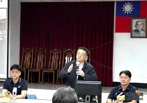 ▲保安警察第三總隊總隊長周煥興(站立者)呼籲民眾切勿心存僥倖鋌而走險，走私毒品一經查獲，必將面臨法律嚴厲制裁，並阻止毒品流入市面。(圖／記者黃守作攝)