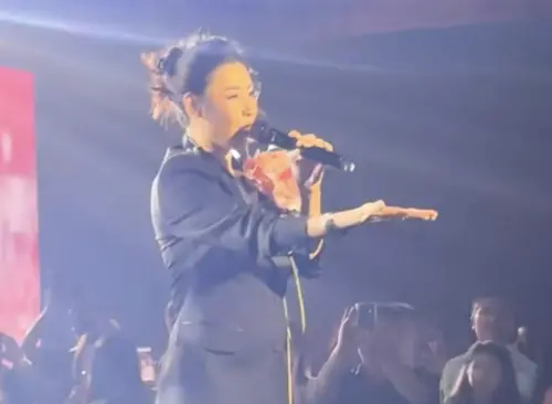 ▲張柏芝被認為身形發福，有網友認為這是造型師選到錯誤的服裝，不完全是她自己的錯。（圖／翻攝自小紅書）