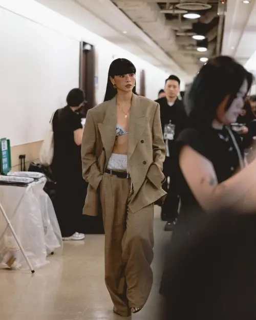 ▲郭源元選穿D&G大肩廓型套裝，內搭花色Bra走金曲紅毯。（圖／翻攝自郭源元IG＠yuankuoyuan）