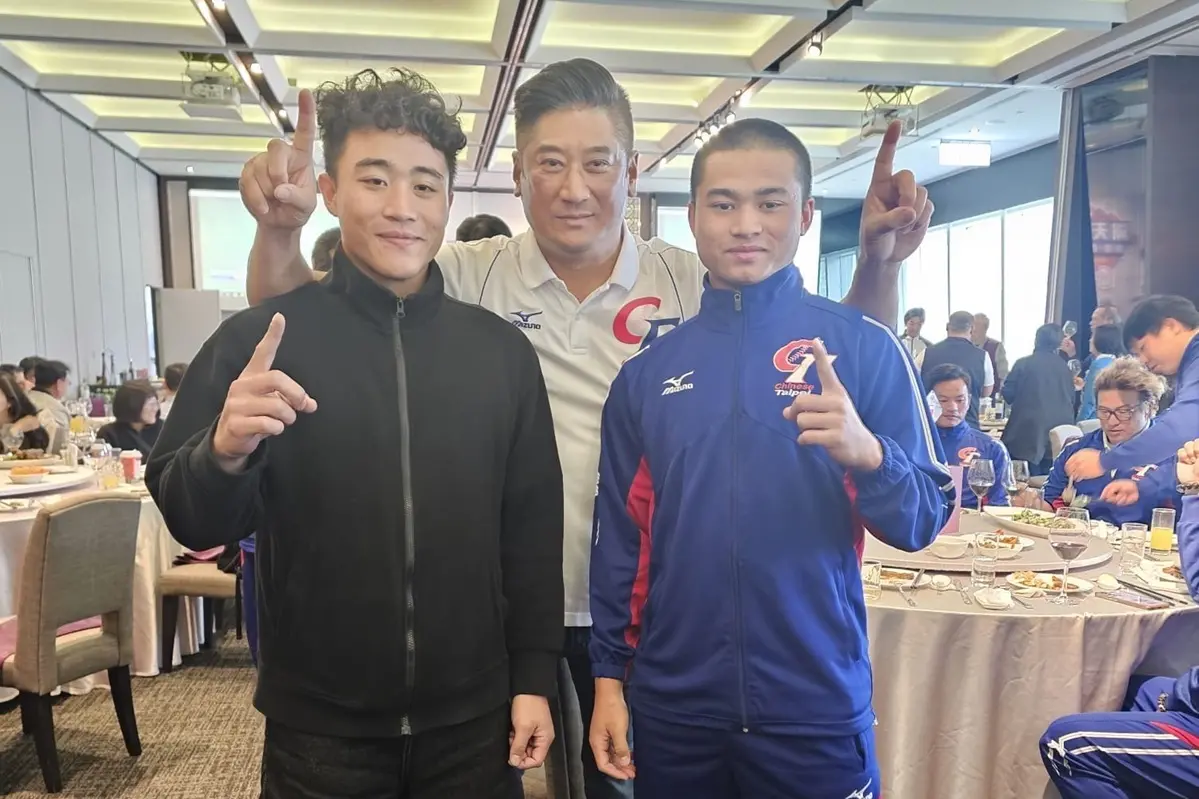 ▲中信慈善基金會董事長辜仲諒（中）與普悠瑪事故倖存者、中信科大棒球隊球員王羽飛（左）及其胞弟、U15亞洲盃棒球賽國手王羽翔（右）於中華棒協感恩餐會相見歡，勉勵兩人持續在棒球路前進。（圖／中信慈善基金會提供）