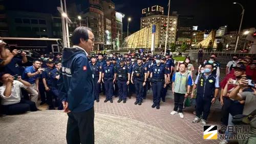 ▲副市長林欽榮率隊「青春專案首場擴大聯合稽查」，針對暑假期間青少年易聚集、活動場所實施臨（路）檢。（圖／記者郭俊暉攝,2026.06.30）