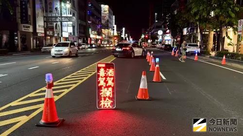 ▲高雄市於暑假首日深夜舉辦擴大掃蕩臨檢勤務，總計動員17個分局、刑大、保大、交通大隊、少年警察隊及市府跨局處聯合稽查小組等共同執行威力掃蕩。（圖／記者郭俊暉攝,2026.06.30）