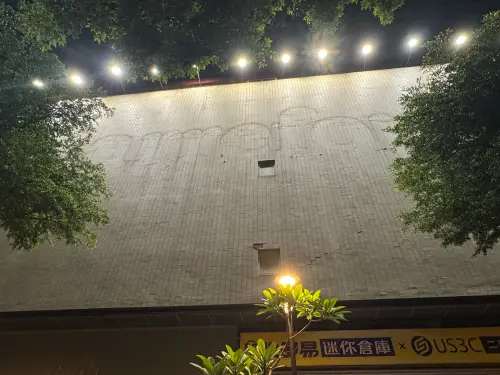 ▲萬家福新店店建築外牆的主招牌，預計將在上午前完工。（圖／記者鍾怡婷攝）