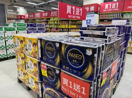 ▲萬家福第一期DM超狂！近600款商品都買一送一，記者直擊賣場整區都特價。（圖／記者鍾怡婷攝）