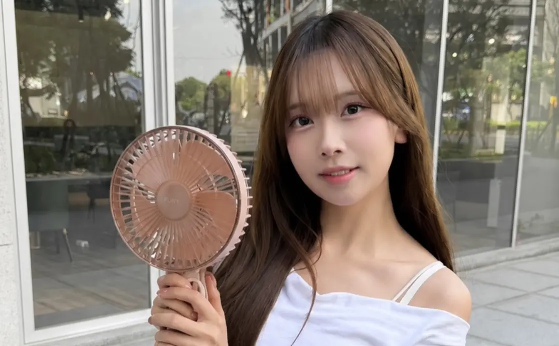 ▲樂天女孩韓籍啦啦隊金佳垠，誤食粉絲送的「變質生魚片」，急性腸胃炎就醫，為此公司只好祭出禁止收禮（食）物令，來保護食安健康。（圖／翻攝自IG@rkouee）