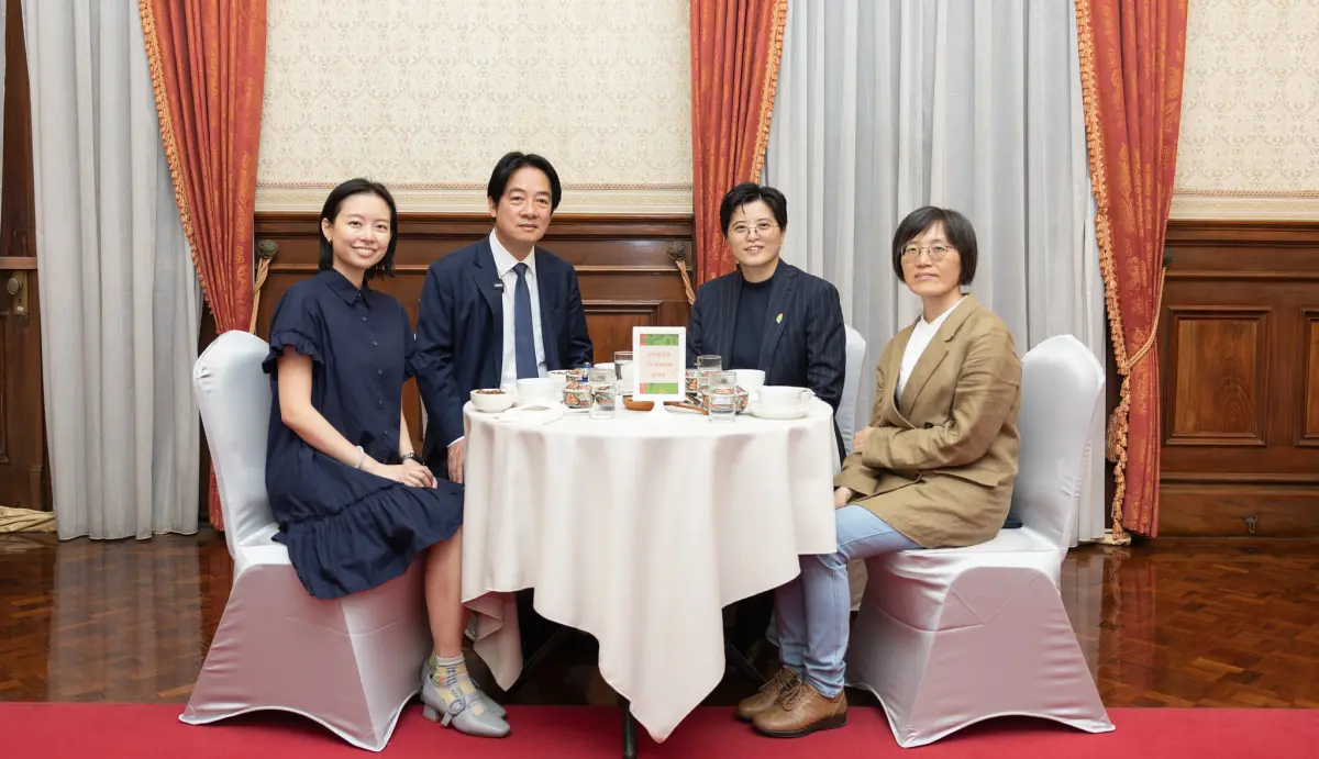 ▲賴清德與楊双子、金翎品嚐料理。（圖／總統府提供）