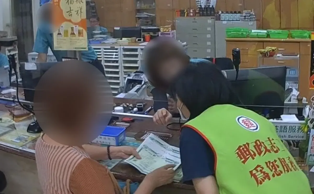 ▲婦人前往郵局準備解除400萬元定期存款，讓親人能夠落葉歸根，沒想到差點落入詐騙陷阱，幸好郵局行員通報警第三分局警方到場，攔下這起高額詐騙。(圖/第三分局提供)