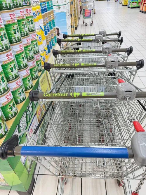 ▲萬家福改名首日仍可見過渡痕跡，賣場推車把手仍印有Carrefour家樂福字樣，尚未全面更換。（圖／記者周淑萍攝）