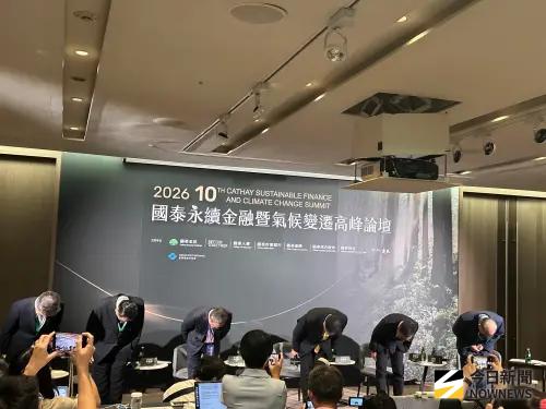 ▲國泰金控旗下國泰世華銀行前董事長郭明鑑兼職申報爭議，引發國泰投信違反利害關係人投資風波，國泰金控總經理李長庚今（1）日率領主要子公司總經理鞠躬致歉，並表示未來高管原則禁止兼職、例外核准。（圖／記者顏真真攝）