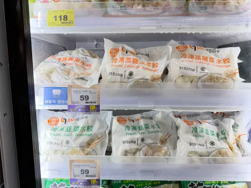 ▲萬家福改名首日，自有品牌UNIDESIGN冷凍水餃進駐冷凍櫃，高麗菜、韭菜口味每包59元，內有64顆，換算單顆不到1元。（圖／記者周淑萍攝）