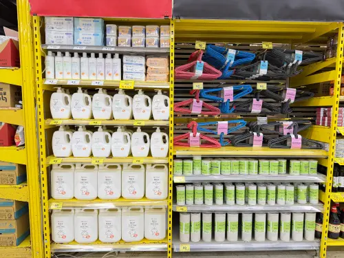 ▲萬家福店內可見整面UNIDESIGN自有品牌商品區，從衛生紙、洗髮沐浴用品、漂白水到清潔袋、衣架等民生用品皆已上架。（圖／記者周淑萍攝）