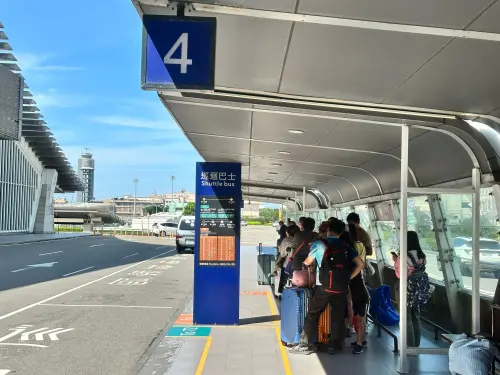 ▲桃園機場第一、二航廈24小時免費巡迴巴士服務，已從6月29日上午6時起先行啟動。（圖／桃園機場提供）