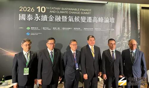 ▲針對國泰世華銀行前董事長兼任世芯獨董，申報爭議導致國泰投信誤投利害關係人股票，國泰金控總經理李長庚（右三）今（1）日率領主要子公司高管，包括國泰投信副總經理鄭立誠（左一）、國泰產險總經理陳萬祥（左二）、國泰世華銀行總經理鄧崇儀（右二）、國泰人壽總經理林昭廷（左三）、國泰證券總經理周冠成（右一）向社會大眾致歉。（圖／記者顏真真攝）