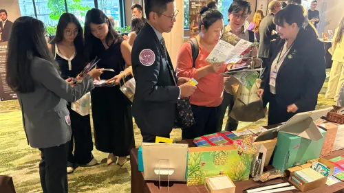 ▲高雄農遊展區吸引眾多馬來西亞旅遊業者駐足交流，深入了解農村小旅行、特色伴手禮及體驗遊程，現場洽談氣氛熱絡。（圖／高市府農業局提供）
