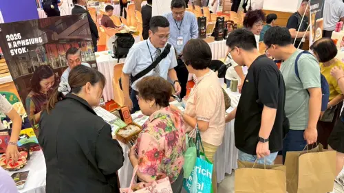 ▲高市府農業局於檳城Roadshow活動設置「高雄農遊」展攤，吸引眾多當地民眾駐足參觀。（圖／高市府農業局提供）
