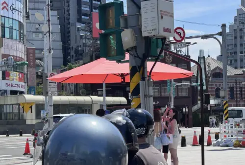 ▲▼高雄市日前在3處重要路口設置大型遮陽傘（下），原本獲得不少民眾稱讚相當貼心，沒想到近日有網友發現，台北市西門町路口同樣出現類似造型的遮陽傘（上），卻反挨轟美學出了大問題。（圖／翻攝自Threads@postlife、@bo.takao）