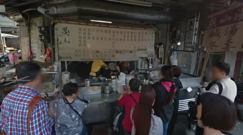 ▲北捷雙連站附近、經營60多年的在地知名小吃店「燕山湯圓」是排隊名店，在上月30日突然宣布停業。（圖／GoogleMaps）
