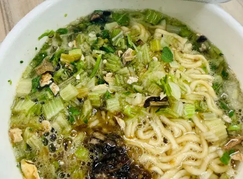 ▲芹菜自由肉燥湯麵主打經典肉燥鹹香搭配芹菜的清香，還能吃到真實的芹菜口感，且整個份量超充足「芹菜加好加滿」。（圖／全家便利商店 / 7-11 超商新品&好物分享區臉書）