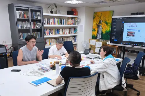 ▲邱于珊與民眾黨前後任主席柯文哲、黃國昌，以及祕書長周榆修，合體召開高規格選情會議。（圖／邱于珊提供）
