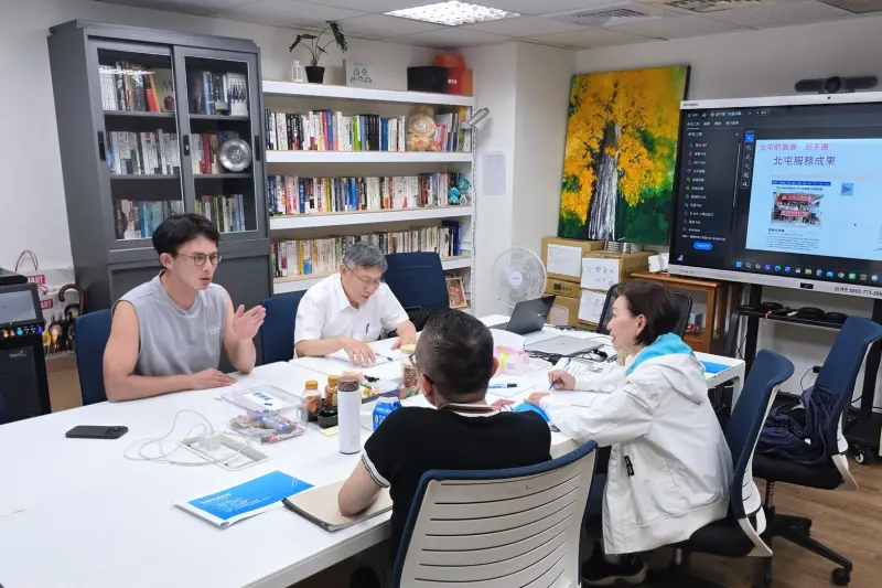    ▲邱于珊與民眾黨前後任主席柯文哲、黃國昌，以及祕書長周榆修，合體召開高規格選情會議。（圖／邱于珊提供）  