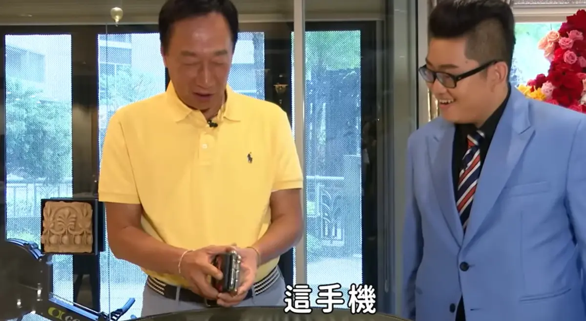 ▲Joeman（右）7年前開箱郭台銘（左）信義富邦豪宅時，發現他有3支手機，好奇追問相關細節，郭董只尷尬笑說天機不可洩漏。（圖／翻攝自YouTube＠Joeman）