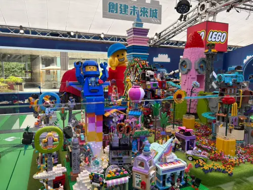 ▲超過6萬顆樂高積木打造的大型共創作品「樂高未來城」，成為現場最吸睛的打卡亮點。（圖／記者林若瑋攝）