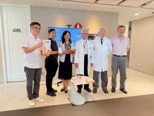 ▲醫者診所攜手成大教授團隊與智慧科技團隊，推出「AI智慧護膝」。（圖／記者周淑萍攝）