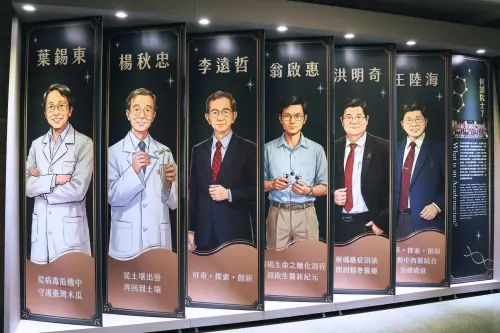 ▲展覽入口排列了12面中研院院士的長形旗幟，每位院士彷彿化身當代科學英雄人物，引領觀眾進一步認識他們的個人風貌與成就。（圖／科博館提供）