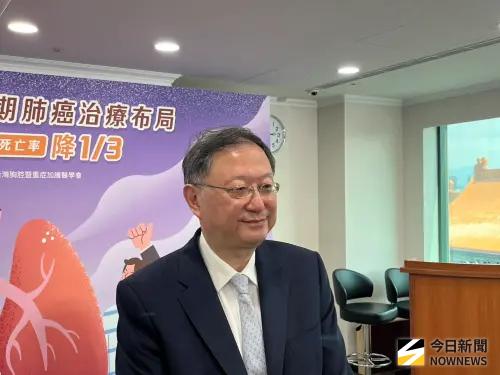 ▲台大醫院院長余忠仁表示，目前吳明賢院長狀況持續恢復。（圖／記者張乃文攝）