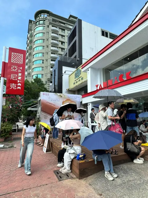 ▲民眾不畏烈日，台中旗艦店上午10時開門前即出現人潮，（圖／業者提供）