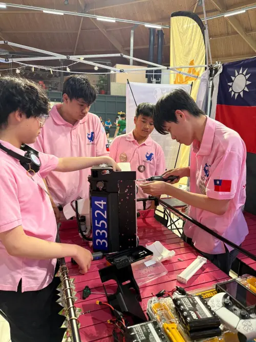 土耳其海關扣押設備！台灣高中生拿淘汰零件　奪機器人比賽最高分